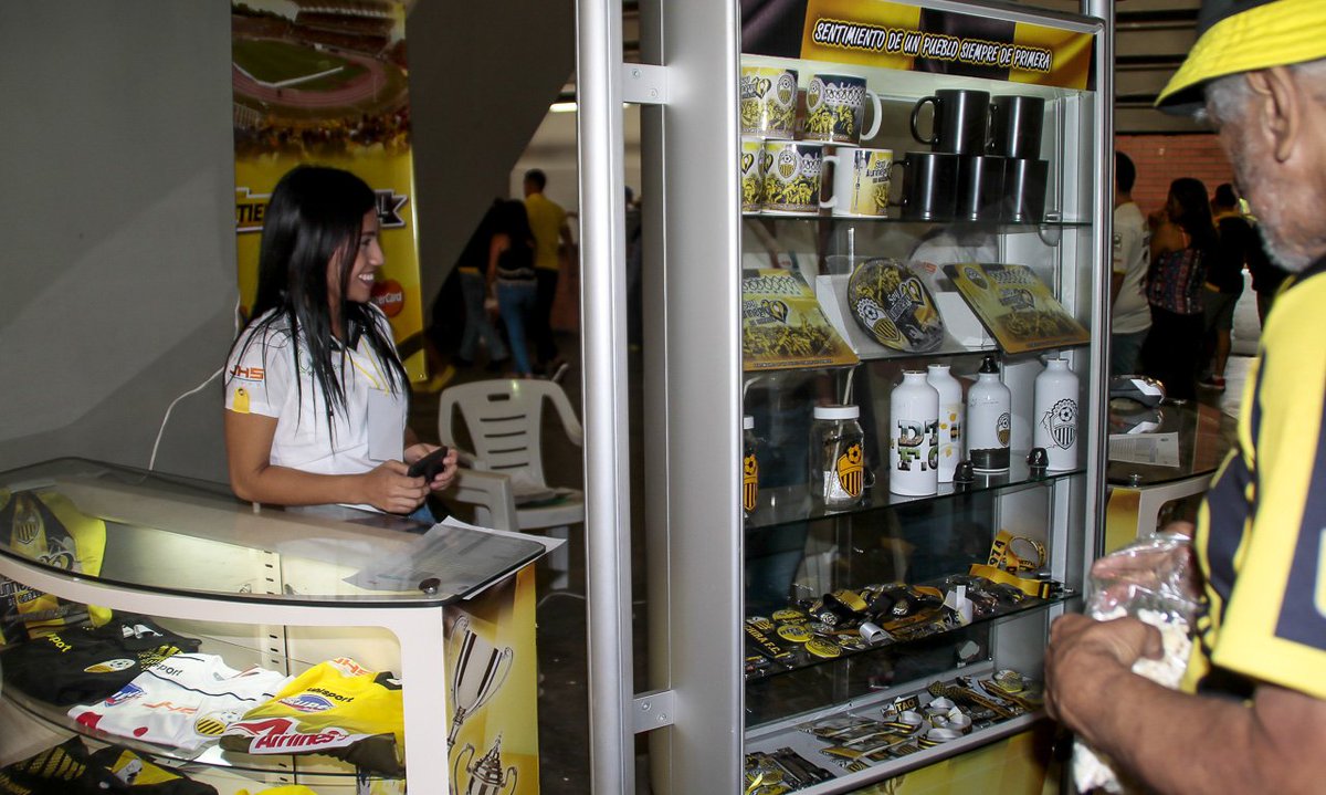 DvoTachira's tweet photo. #InstitucionalDTFC | 🔝 Cada vez que accione el Aurinegro en el Templo Sagrado, podrás visitar la sucursal de nuestra TIENDA OFICIAL 👏 #SiempreDePrimera https://t.co/nLwQl25x0l