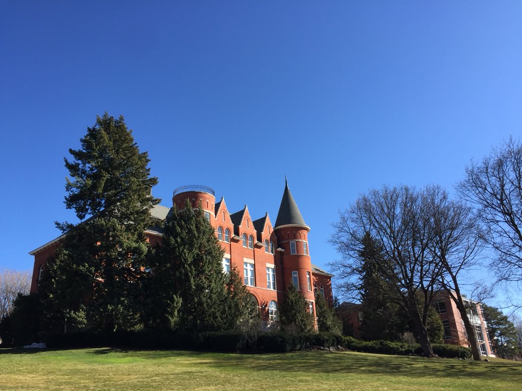 WSUPullman's tweet photo. 60 degrees and all blue sky and sun @WSUPullman. #WSU #GoCougs https://t.co/ZdaSSSijsF