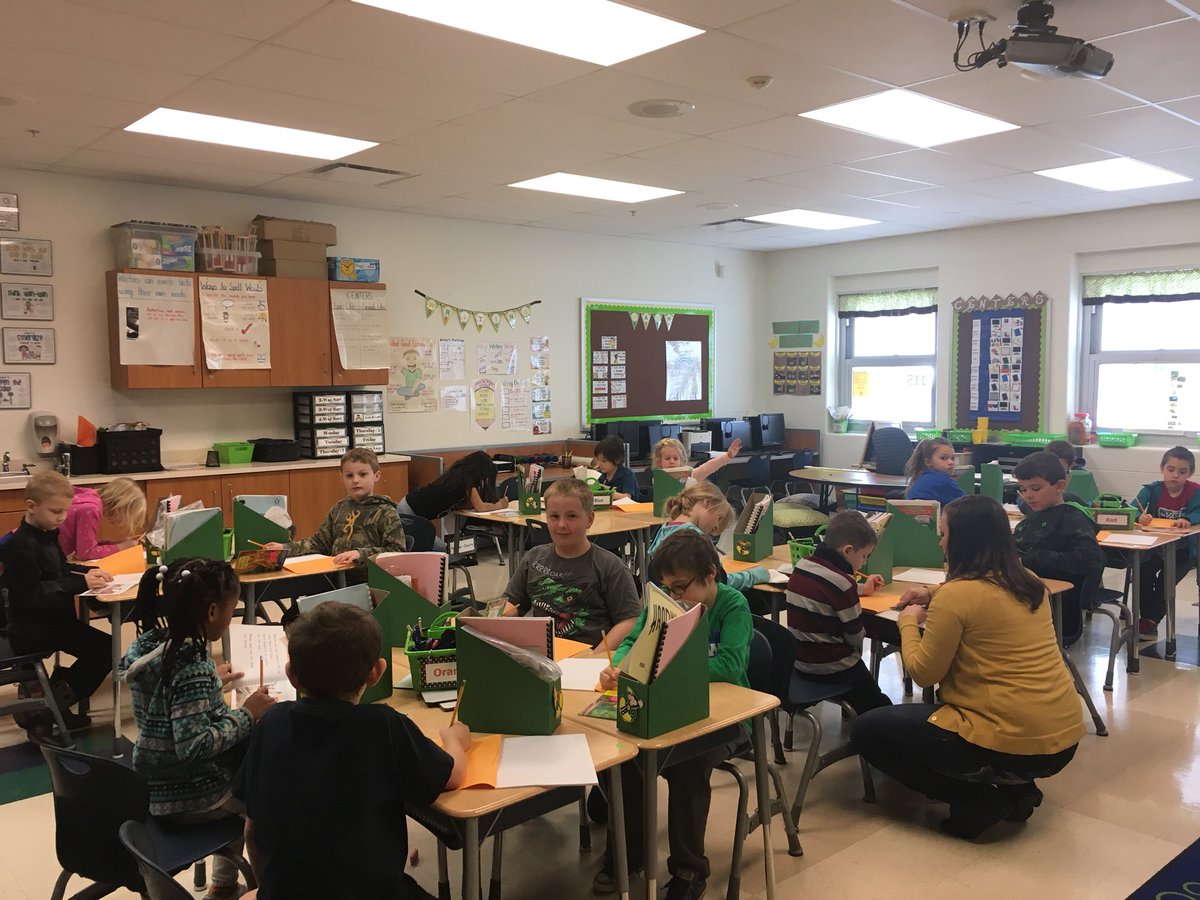 AmyMCoxLC's tweet photo. Day 1 of Writing About Reading as the first station in Mrs. Murphy’s 1st grade classroom! Students were amazing and are excited for it tomorrow. @denisemrowe @njm622 @HillviewElemen @Newark_Schools https://t.co/e8jRakVD9O