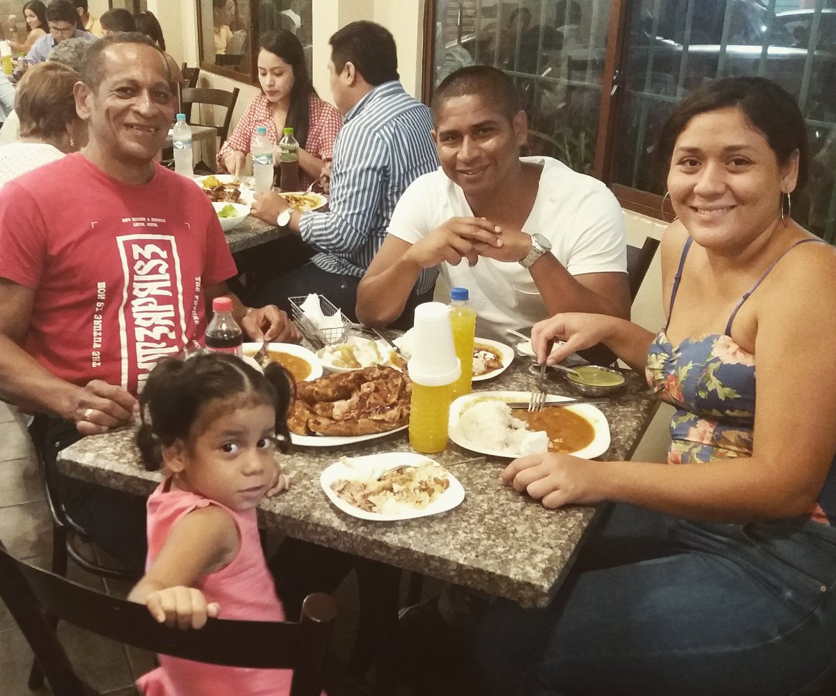 restloschelines's tweet photo. #hoy #lunes #clientela #feliz #graciasxvenir #restaurante #loschelines #asados #parrilla #costillasdecerdo #bigribs #morosdelenteja #foodlovers #foodpics #foodpost #foodporn #foodie #yummy #tasty #eat #gastronomia #ecuadorianfood #Guayaquil #alborada #welcome #bienvenidos https://t.co/8KUHRdBDb1