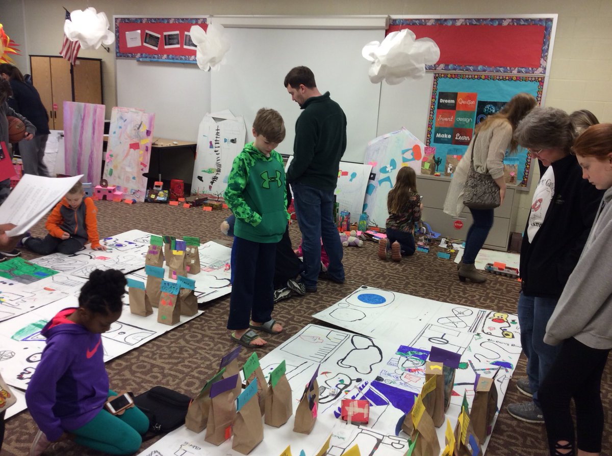 KellybrookLMC's tweet photo. Ss showing off their making and coding skills! Art/Library collaboration! #leadershowcase #kbcougars #lpsleads #kblmc https://t.co/VYGCpck5CL