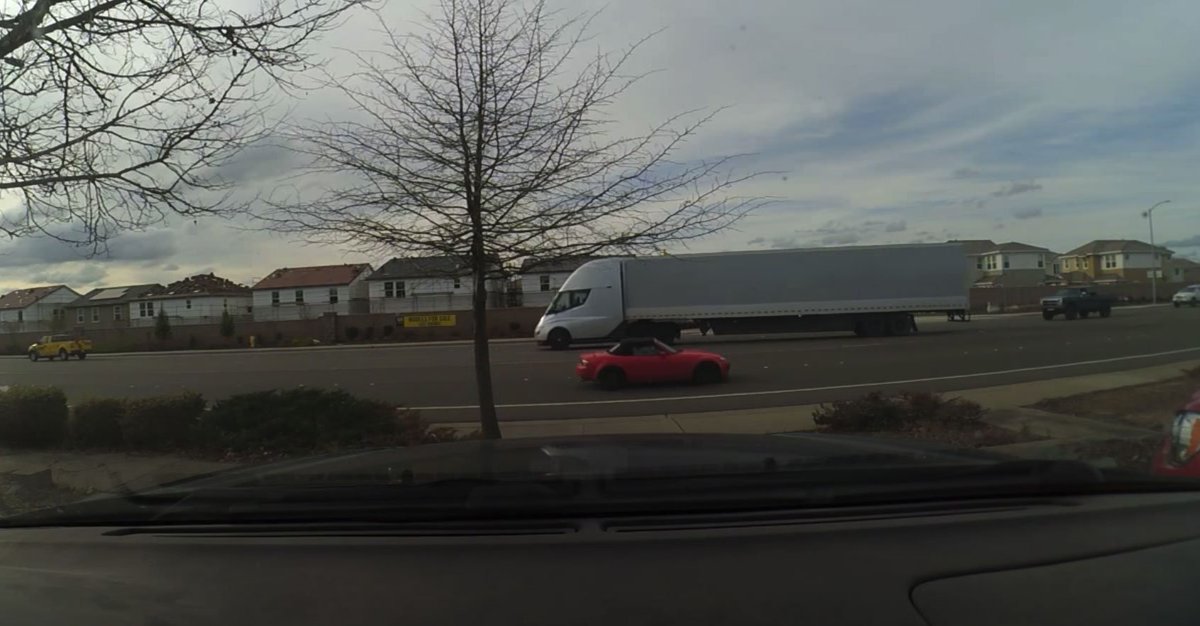denkies's tweet photo. Así acelera uno de los camiones 100% eléctricos de Tesla al incorporarse a una carretera
https://t.co/IFa8Nxzh0s https://t.co/CvTHHEAh2b