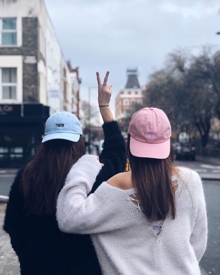 rocking the Twinning Store twin hats! 😍😍 <a href="/quadratus_anais/">Anaïs Quadratus Off</a> <a href="/manonqdt_off/">Manon Quadratus</a> twinningstore.com/collections/ha…