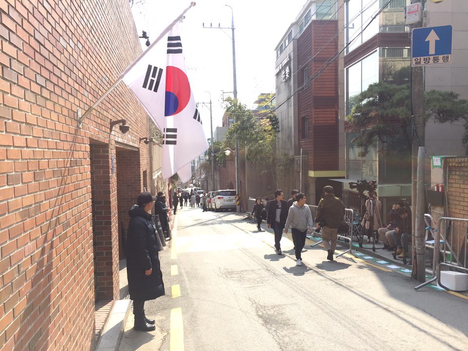 XAUUSD_GoldEA's tweet photo. 이 시각 논현동 MB 자택 앞 분위기 https://t.co/xZStVMZxPo