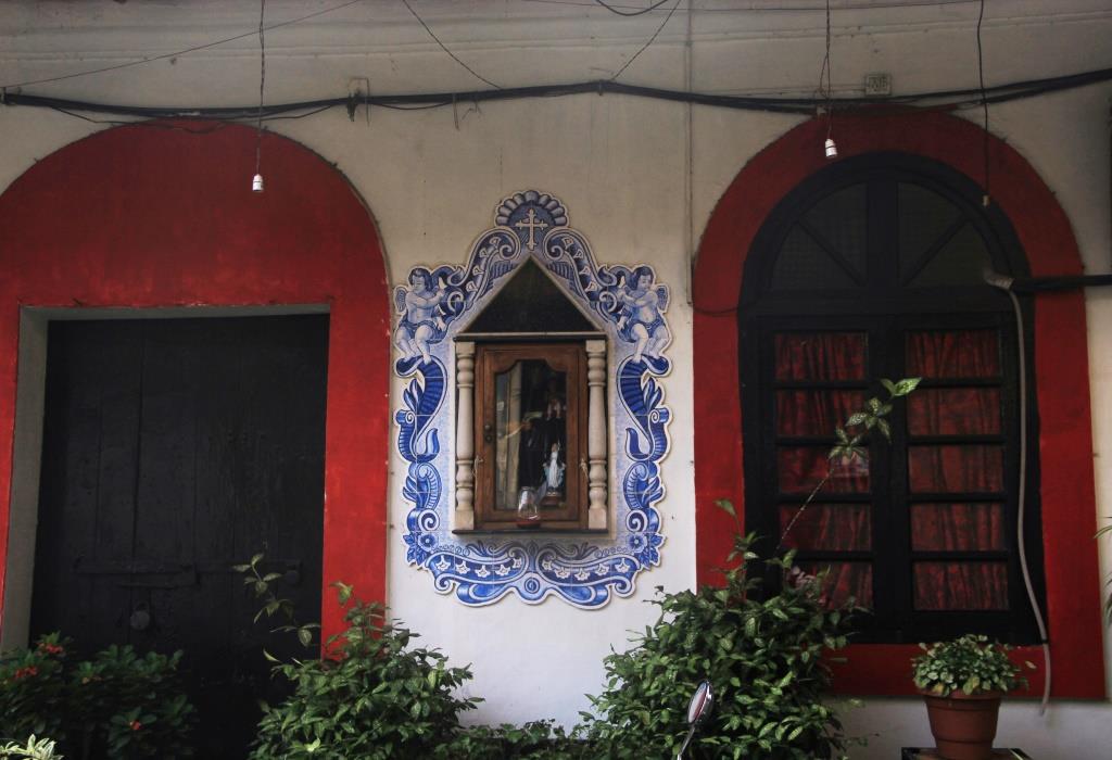mackthelocal's tweet photo. Loafing around the Latin Quarters - Fontainhas hosts a natural spring right in the midst of Goa's capital. And deep inside the 50 mtr tunnel, locals perform ladainha (litany) even today! Once a marshy swamp, today it is the charming vintage-world locality. https://t.co/IpZJ5c3VVb