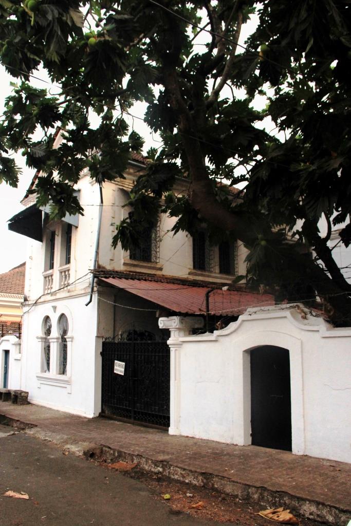 mackthelocal's tweet photo. Loafing around the Latin Quarters - Fontainhas hosts a natural spring right in the midst of Goa's capital. And deep inside the 50 mtr tunnel, locals perform ladainha (litany) even today! Once a marshy swamp, today it is the charming vintage-world locality. https://t.co/IpZJ5c3VVb