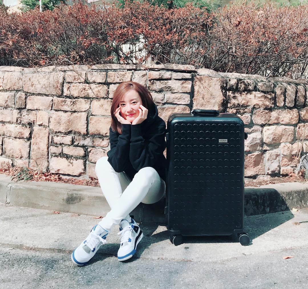 rainbow_snaps's tweet photo. [WOORI INSTAGRAM] rainbowoorinaeun: 날씨 좋아☀️ >_< 새신을 신고- 뛰어보자 팔짝❤️😻🎶 #조던 #파랑 #헤... https://t.co/JiTYOkYsxk #kpopsnaps https://t.co/4TCnSyZWTz