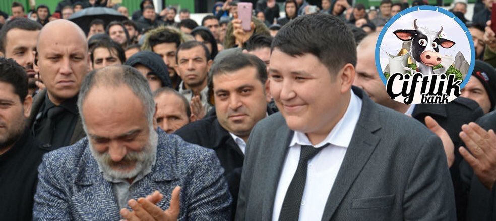barisatay's tweet photo. Gerçekten bir facebook oyununa para yatırıp 500 milyon mu kaptırmış insanlar? Fotoğraf da ilginç, Mehmet Çevik’in ne işi var acaba bu dolandırcıyla? https://t.co/Mew2TWAoeS