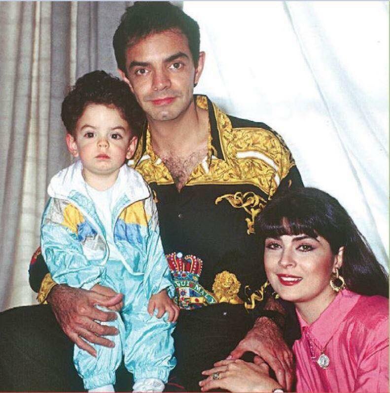aryeniix's tweet photo. Eugenio Derbez viajando en el tiempo para poder ser su propio padre y así poder tomarse una foto con el mismo... ah y Mon Laferte. @EugenioDerbez  @monlaferte  😂 https://t.co/rKZAhZvl4N