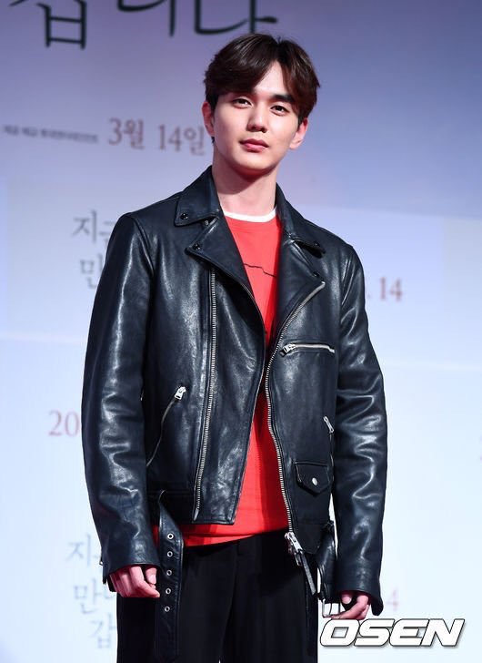 maaaj00's tweet photo. yoo seung ho was at so ji sub's movie Be With You, VIP screening last night.. one thing I noticed is he didn't cut his hair yet 😂 https://t.co/LJakicRyn2