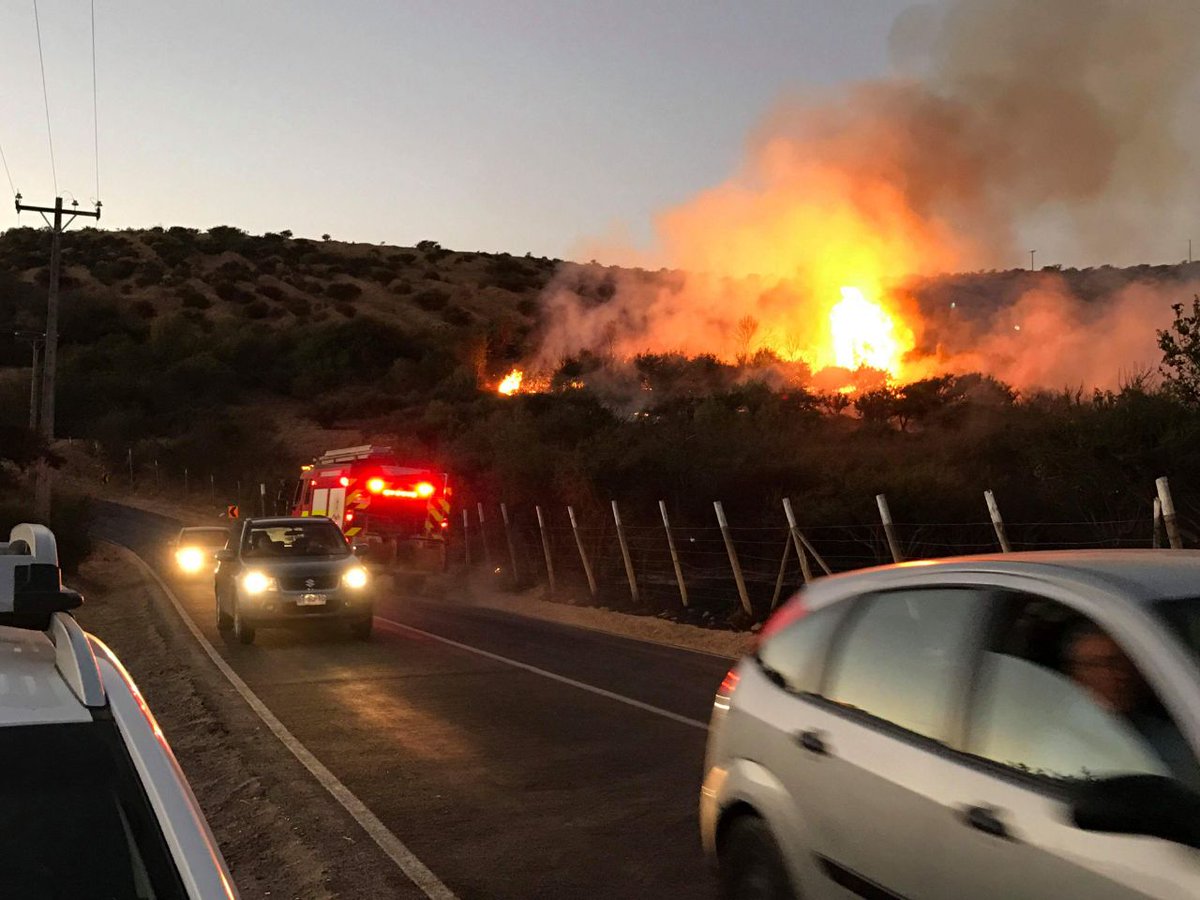 eo_enlinea's tweet photo. (VIDEO) AHORA EN #LIMACHE: #ALERTAROJA por incendio en el sector Los Laureles. Fuego se acerca a camino Limache-Tabolango. 🚒🔥🔥🔥⚠️

Mira lo que ocurrió cuando las llamas alcanzaron  un camión aljibe que combatía el fuego===>https://t.co/1o5tPgU8UC https://t.co/3yISh7pWAe