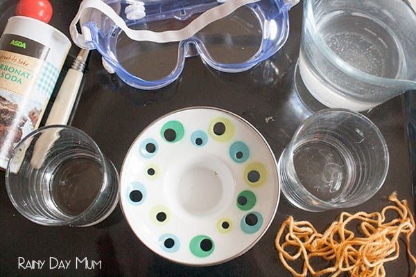 rainydaymum's tweet image. Explore Evaporation and crystal growing with this easy science experiment buff.ly/2Ho8MBS #britishscienceweek #scienceexperimentsforkids #growingcrystals