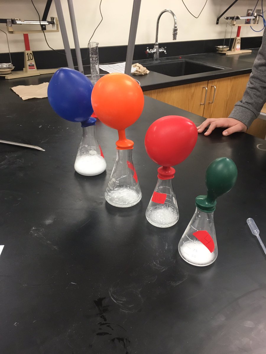 bosman_bryce's tweet photo. Today we mixed baking soda with vinegar to make a chemical reaction and form carbon dioxide to fill up the balloons #LC7CHEMLIFE17 https://t.co/AXmBFAD6Rf
