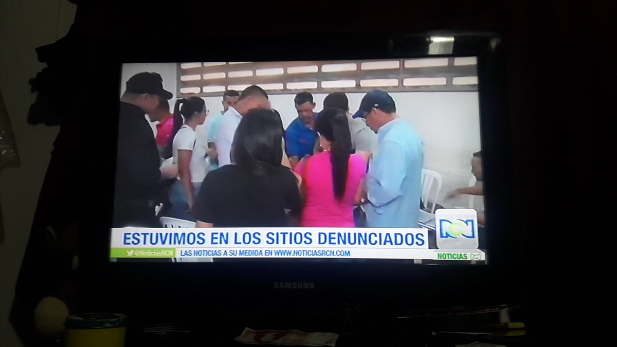 Angie_Lizeth26's tweet photo. @NoticiasRCN  @NoticiasCaracol Estos dos canales se esmeran demaciado por hacer quedar mal a @petrogustavo claro.... pero de los de derecha no dicen nada. Corrupción es lo que se ve y como se mueven influenzas. Yo apoyo a Petro #PetroPresidente https://t.co/8fqKZwUKEy
