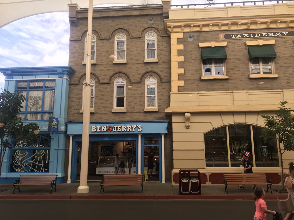 mrwhombex's tweet photo. More from Main Street at Movie World AUS 🇦🇺 random pings: @sdanwolf @RudiRennkamel @Ruble_Trillions @CommandoSantaYT @maskedbandit102 @MikeNitro747  @JamesTurnerYT @DeLadysigner @Silvarret <- you coming down to Australian Parks during your Japan stay? https://t.co/miNPNkwqkV
