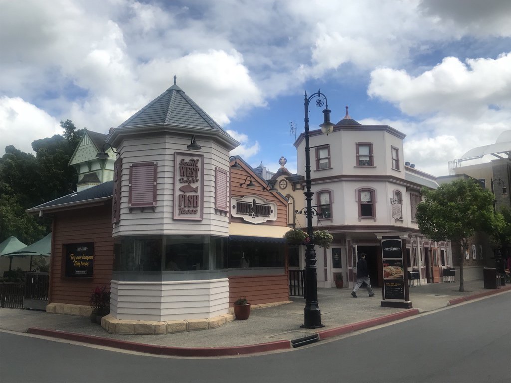 mrwhombex's tweet photo. More from Main Street at Movie World AUS 🇦🇺 random pings: @sdanwolf @RudiRennkamel @Ruble_Trillions @CommandoSantaYT @maskedbandit102 @MikeNitro747  @JamesTurnerYT @DeLadysigner @Silvarret <- you coming down to Australian Parks during your Japan stay? https://t.co/miNPNkwqkV