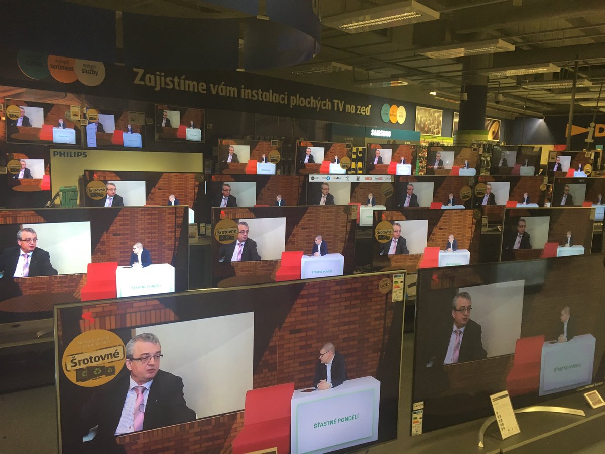 janovsky's tweet image. Vidět televizi Seznam na tolika obrazovkách najednou je celkem silný zážitek. #datart #seznam