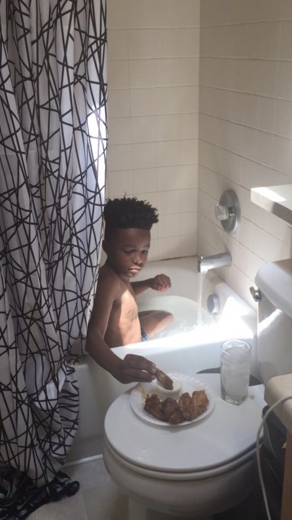 hannahcaprice's tweet photo. Me right now eating chips and salsa while taking a bath https://t.co/JucFofVBJw