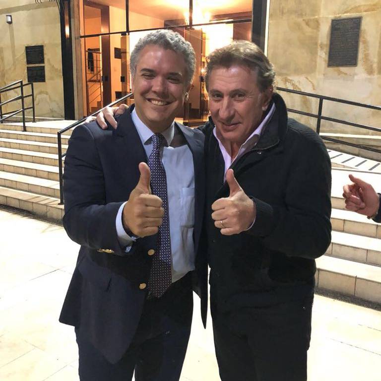 magojosesimhon's tweet photo. Con Iván Duque, candidato a la presidencia de Colombia. ¡Felicidades! 🌟🌟🌟🌟🌟 With Iván Duque, candidate to the presidency of Colombia. Congratulations!
.
.
.
#tour #Bogota #Colombia #ilusionista #ilusion #ilusionist #friends #magia https://t.co/B1JtsQCDG8