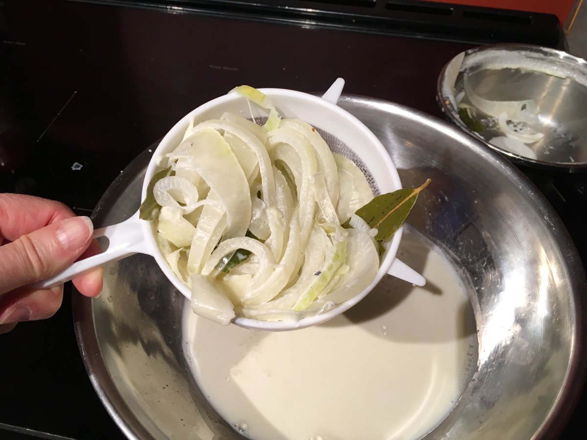 KarenManzer's tweet photo. This, my friends, is the start of my gourmet mac & cheese: cream and milk infused with 1 whole sliced onion, peppercorns and bay leaves as base for the white sauce. π€#amazingflavour #latesupper https://t.co/P9XJUxOuAY