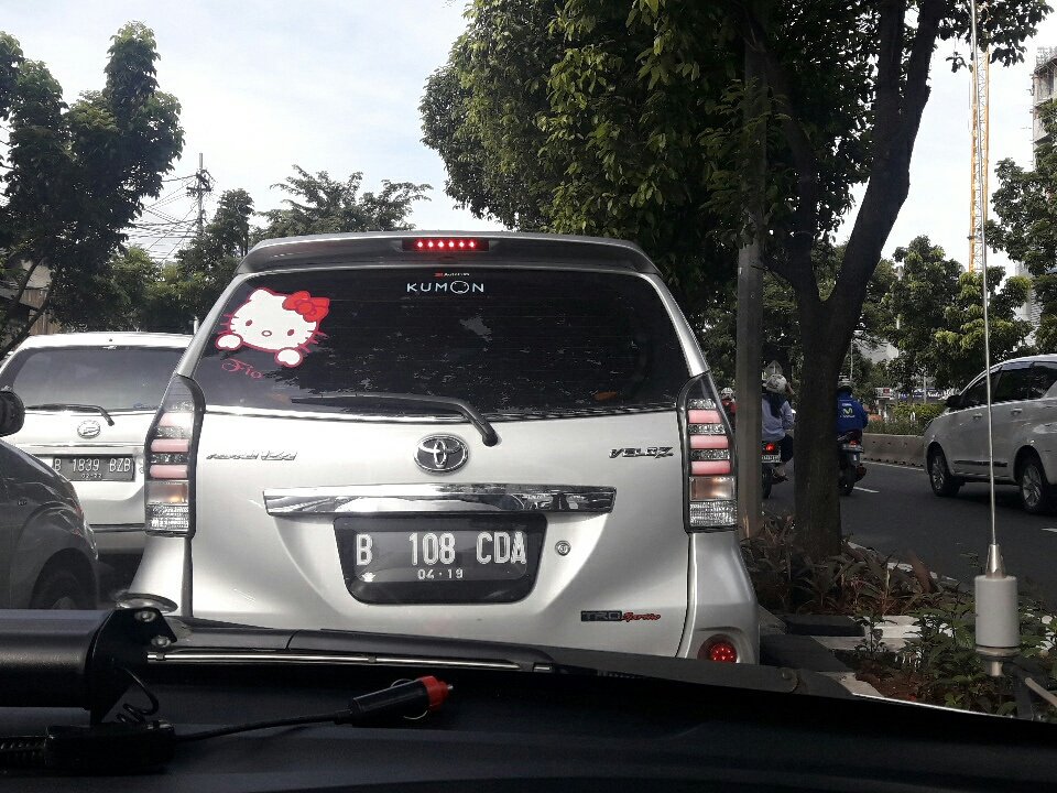 dynavaro's tweet photo. @TMCPoldaMetro.....minta tolong sm petugas polisi di sepanjang jalan pramuka....jalur lambat macet dari ujung sampe rel kreta bisa 30 menit nie hari....jgn ditutup dunk akses mobil mau masuk jalur cepat....kebijaksanaannya bagaimana?....semua pengguna jalan punya hak yg sama kan. https://t.co/1PnUSA2fUh