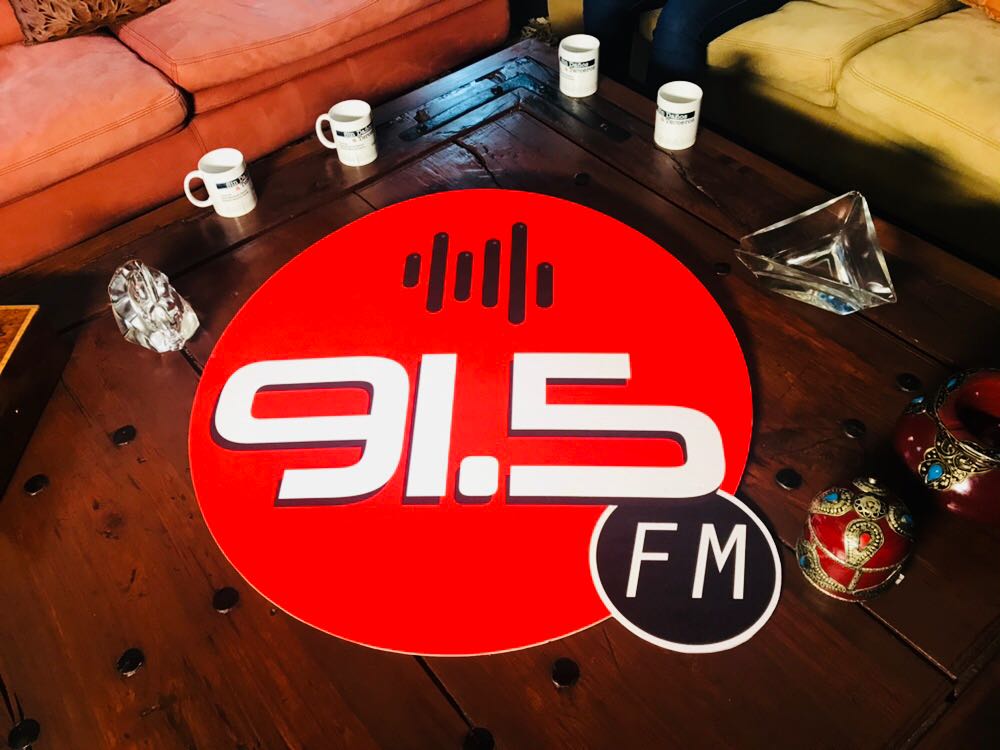Top915FM's tweet photo. #EnVivo Desde la casa el ex presidente de México, @VicenteFoxQue en el programa "Sin Daños a Terceros" con @robertomonroy1 y Edna Díaz.

#Soy915fm https://t.co/FWtph0KtDL