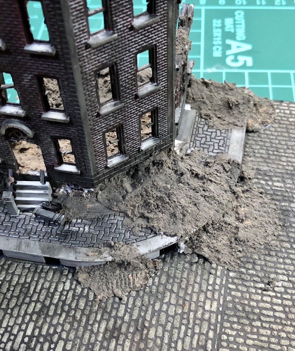 Ik Models בטוויטר 電撃戦ジオラマ 5 おはようございます 半壊した建物の土砂を表現するために100均のふわっと軽い粘土 黒 茶 を使用 ここからさらにタミヤのテクスチャーペイントを塗っていく予定です 電撃戦ジオラマ ジオラマ