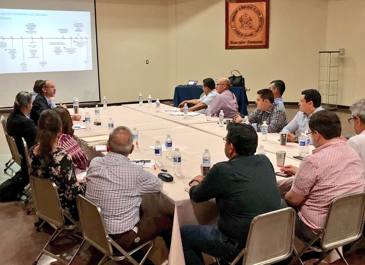 STSonora's tweet photo. En reunión con la Asociación de Ingenieros de Minas Metalurgistas y Geólogos de México, A.C. @AIMMGMSonora, @drichardm y Rafael Pizarro González de @ccminero @fundacionchile #INNOVUM ofrecen la charla: Consejos Sectoriales de Competencias en Minería,
un desafío público y privado. https://t.co/myG6cPTrjj