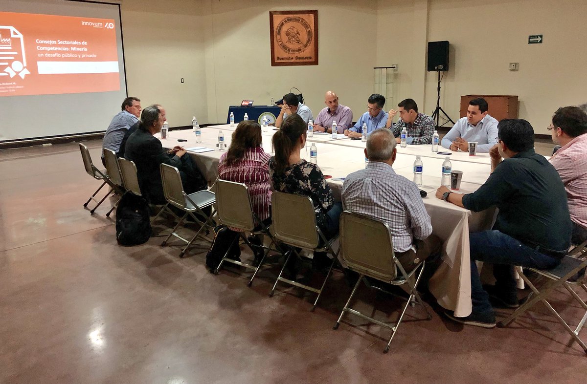 STSonora's tweet photo. En reunión con la Asociación de Ingenieros de Minas Metalurgistas y Geólogos de México, A.C. @AIMMGMSonora, @drichardm y Rafael Pizarro González de @ccminero @fundacionchile #INNOVUM ofrecen la charla: Consejos Sectoriales de Competencias en Minería,
un desafío público y privado. https://t.co/myG6cPTrjj