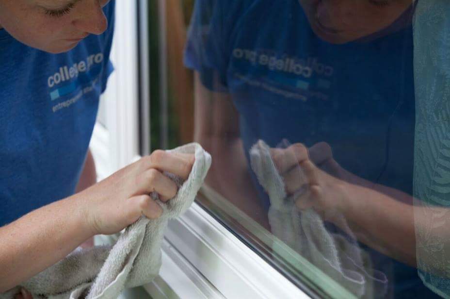 elizabethbee22's tweet photo. To all that are looking to get their windows/gutters cleaned this summer! Contact me at elizabethlizotte3@gmail.com for a free quote #Yeg #windowcleaning #SummerJob #homeimprovement #Students https://t.co/Qw0LzuOAFS