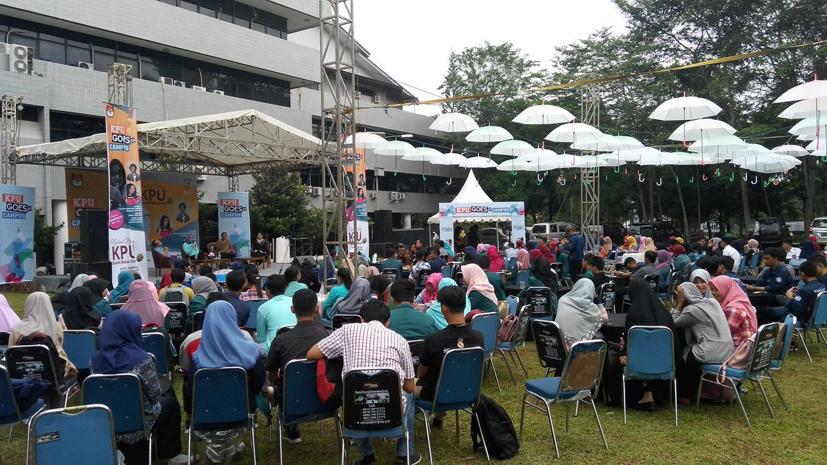 KPU RI Gelar #KPUGoesToCampus Ngobrol Bareng KPU sambil Makan Durian di halaman belakang Rektorat Unila Lampung , brsma Komisioner KPU RI Evi Novida Ginting Manik, Ketua KPU Prov Lampung Nanang Trenggono, &amp; Dosen Unila Budiono #KPUmelayani