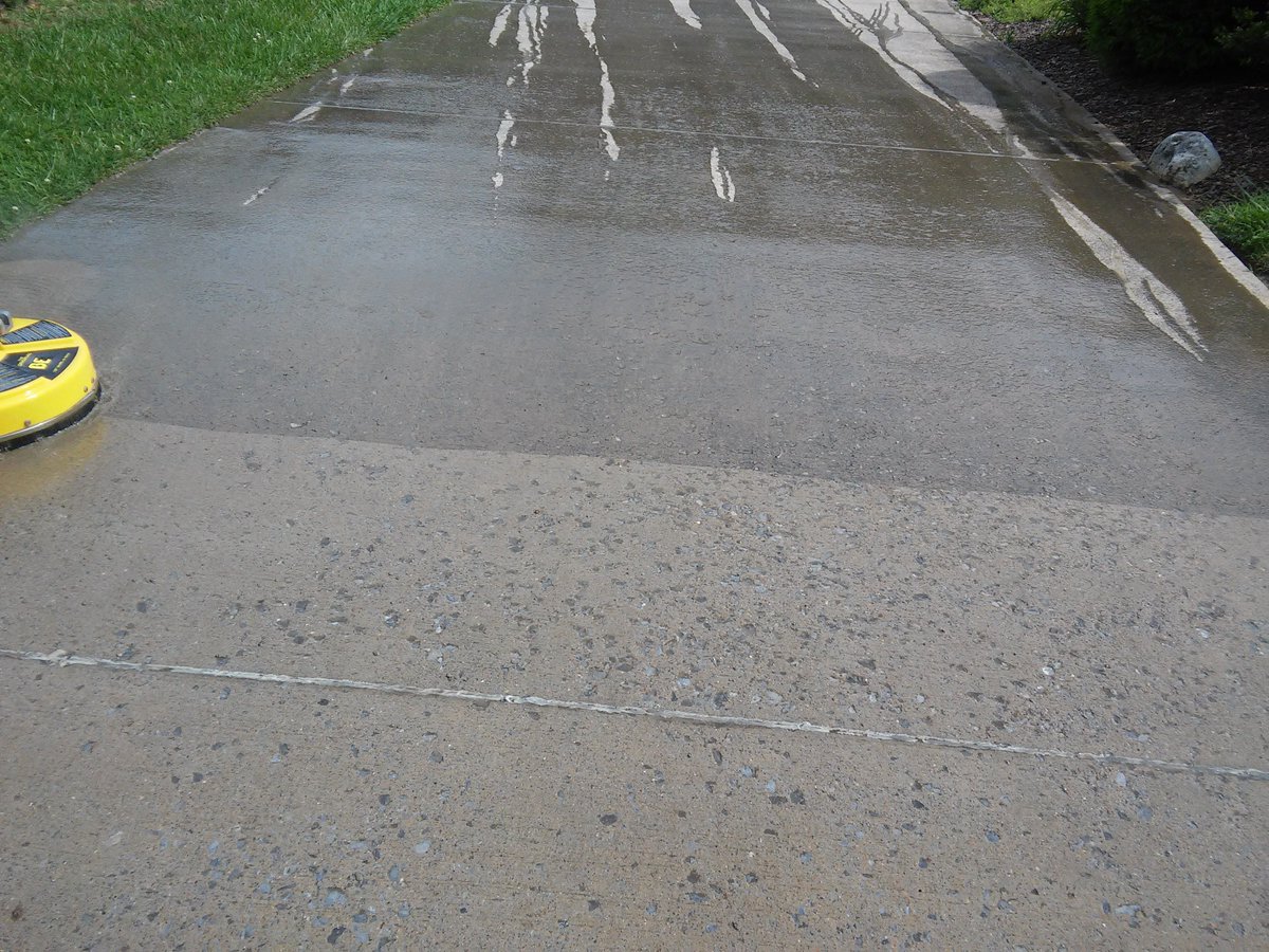 clearchoicewc's tweet photo. Surface cleaning a weathered down driveway #surfacecleaning #pressurewashing #powerwashing #clearchoicewc #clearchoicewindowcleaning https://t.co/EYIdBo2AEn
