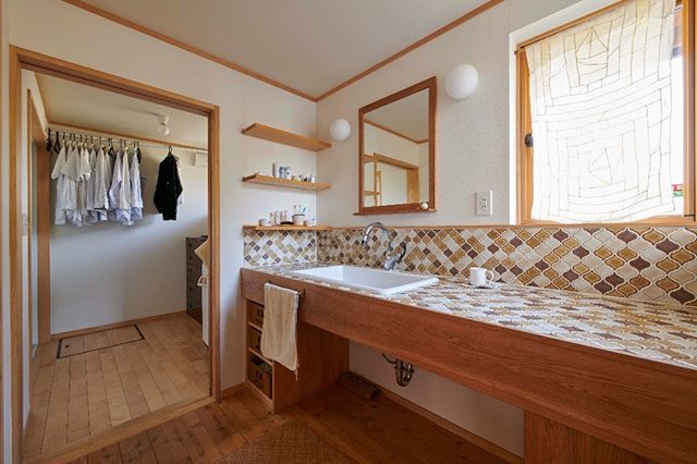 建築知識ビルダーズ 洗面脱衣室を広く取って そこに室内干しの場所をつくると 日々の生活のなかで洗濯物が目に入らなくて済みます 建築知識ビルダーズ 地震に強い美しい間取り スーパー工務店 工務店 神奈川エコハウス 神奈川県 山本育憲 撮影 建築知識ビルダーズ 洗面脱衣室を広く取って そこに室内干しの場所をつくると 日々の生活のなかで洗濯物が目に入らなくて済みます 建築知識ビルダーズ 地震に強い美しい間取り スーパー工務店 工務店 神奈川エコハウス 神奈川県 山本育憲 撮影