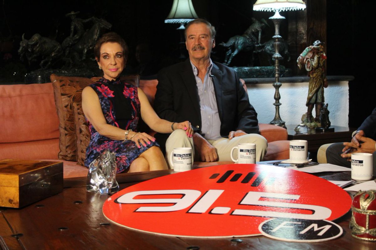 Top915FM's tweet photo. #EnVivo Desde la casa el ex presidente de México, @vicentefoxque en el programa "Sin Daños a Terceros" con @robertomonroy1 y Edna Martínez. https://t.co/nk0m6yGonT