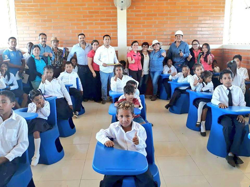 ¡#ElGobiernoDeTodos cumple!

La isla Las Huacas pertenece al Archipiélago #Jambelí, en ella vive una comuna de pescadoras y pescadores. Ayer acompañé a @PetroamazonasEP en el acto de entrega de una nueva aula a <a href="/Educacion_Ec/">Ministerio de Educación, Deporte y Cultura</a> y la comunidad.

<a href="/Lenin/">Lenín Moreno</a> <a href="/marialevicuna/">Ma. Alejandra Vicuña</a>
<a href="/GoberElOro/">Gobernación de El Oro</a>