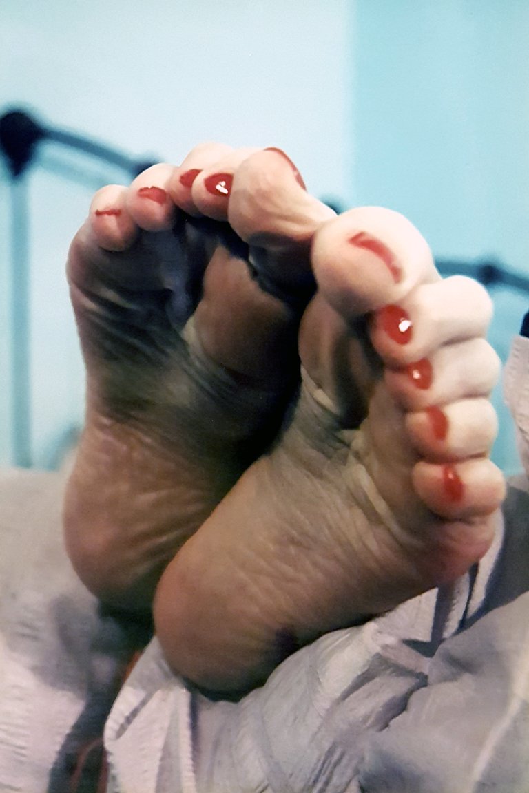 Darla Crane ™ on X: Should we call it #TootsiesTuesday or  #ToeLoverTuesday? #DarlaCrane #Oldies #Bondage #BareFeet #BarefootBondage  #WrinkledSoles #RedToenails t.cosEiscd5kF5  X