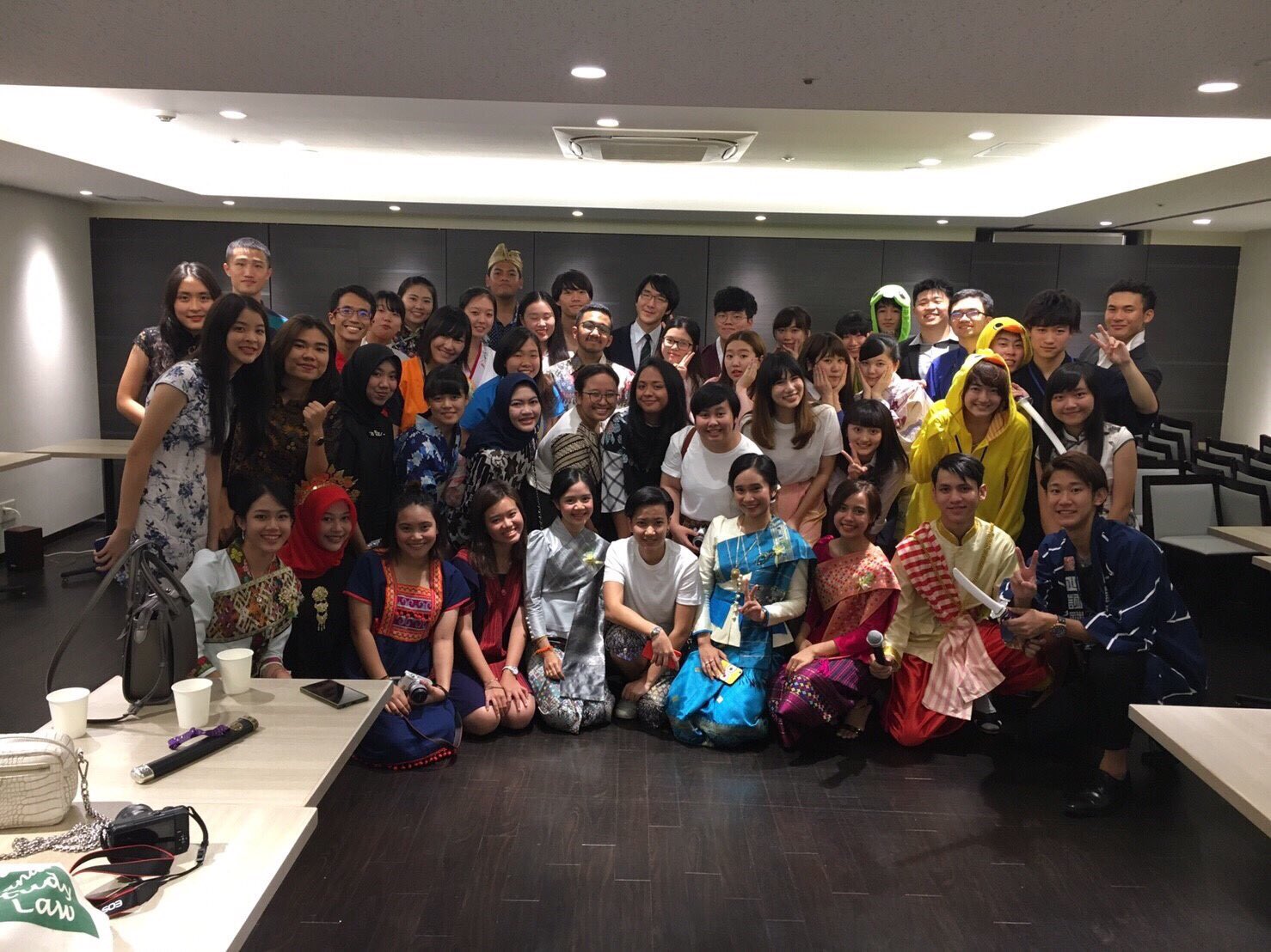 Alsa青山学院大学 私たちalsaは他大との交流だけではアジア各国のalsa加盟大学との交流も盛んです 夏休みにはアジア各国からメンバーが日本に訪れ文化交流や観光 英語で のディスカッションを楽しみます 下の写真は去年の様子です 国際交流 英語