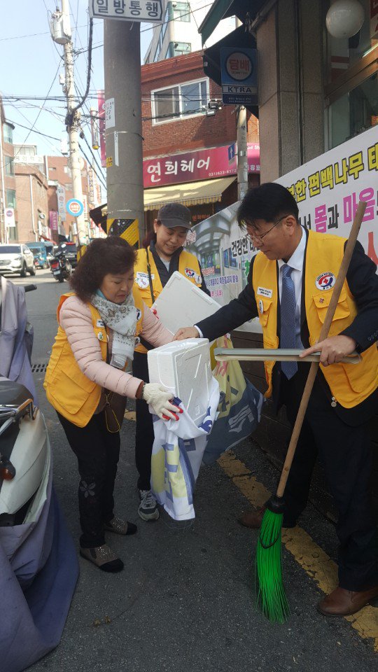상대원1동(동장 이성진)에서 봄맞이 대청소를 실시하였습니다!!
깨끗한 #상대원1동 을 위해 힘써주신
유관단체회원 및 주민분들 모두 수고많으셨습니다!!

언제나 깨끗한
#성남시
#상대원1동
