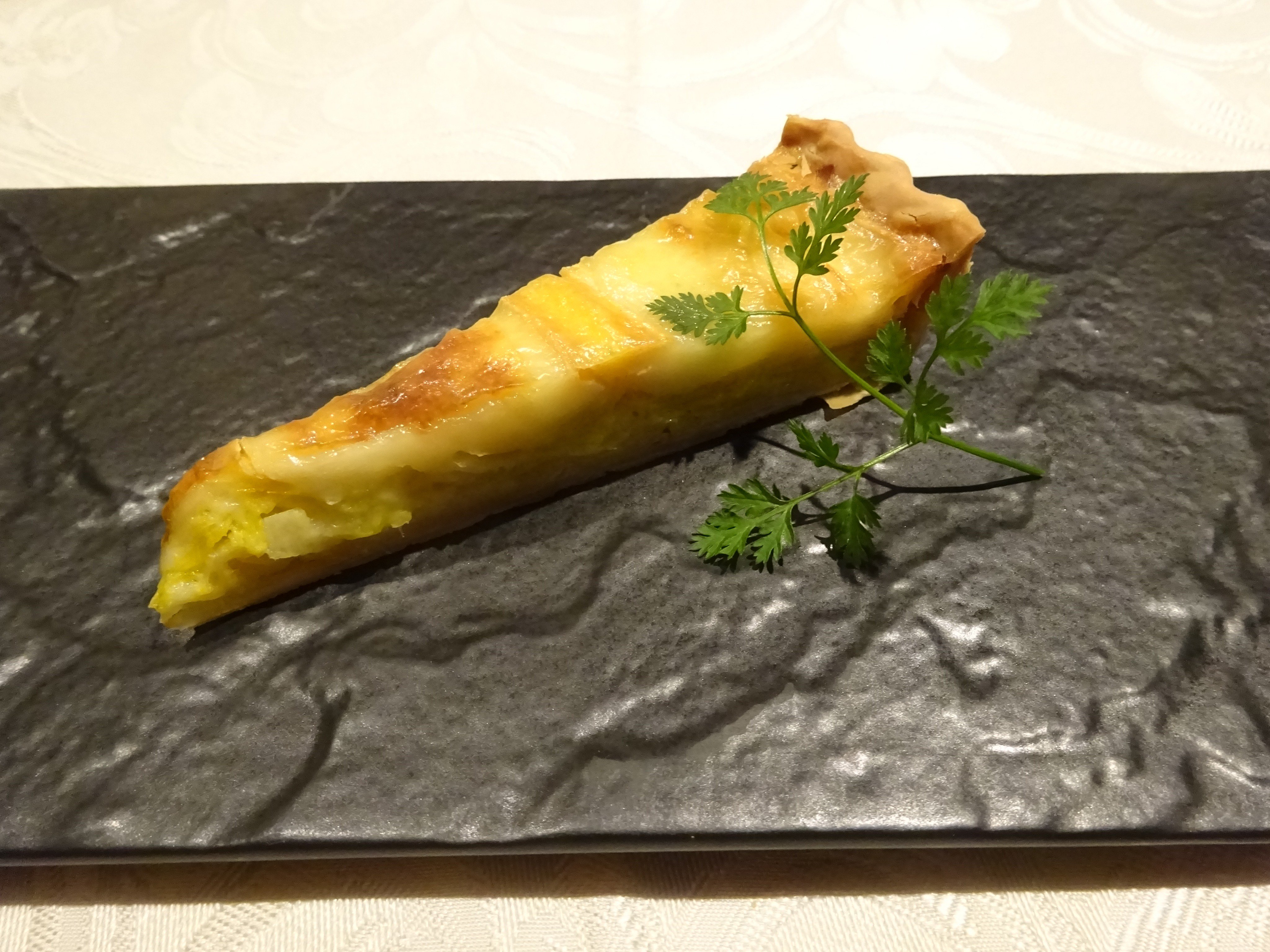 如月真弘 Na Twitteru 郷土料理メイン 魚介類のポトフ仕立て フランス大西洋岸をイメージした 真鯛とムール貝 海老 季節の野菜のポトフ 季節のコース 本日のお魚 モワルとゴボウ ジュ ド ヴォライユ ポアレした真鯛と 牛肉のとろりとした骨髄とゴボウ 鶏の