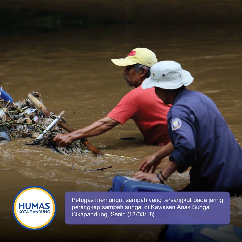 Perangkap sampah dipasang di sejumlah anak sungai di Kota Bandung untuk menjaring sampah yg melewati sungai, sehingga lebih mudah untuk diangkut. Bantu kami dengan tidak buang sampah ke sungai yaa Wargi!
#bandungjuara #Bandung #CitarumHarum #SungaiCitarum #SungaiCikapundung
