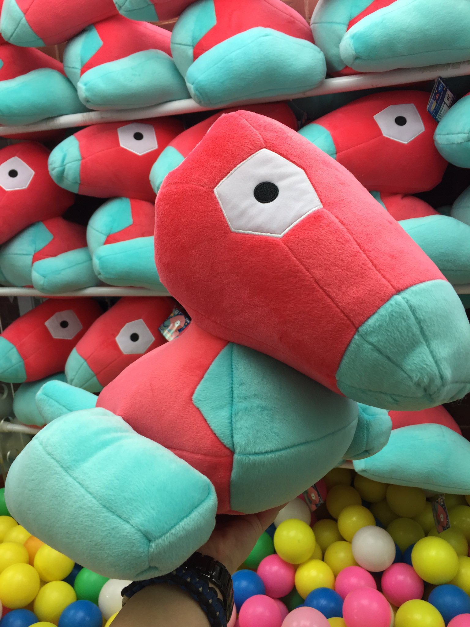 タイステ小田原シティーモール店 プライズ 新景品 ポケットモンスターサン Amp ムーン めちゃでかポリゴンぬいぐるみ 入荷しました 大きなモンスターボール マスターボールのクッションもございます ポケモン ポリゴン ぬいぐるみ