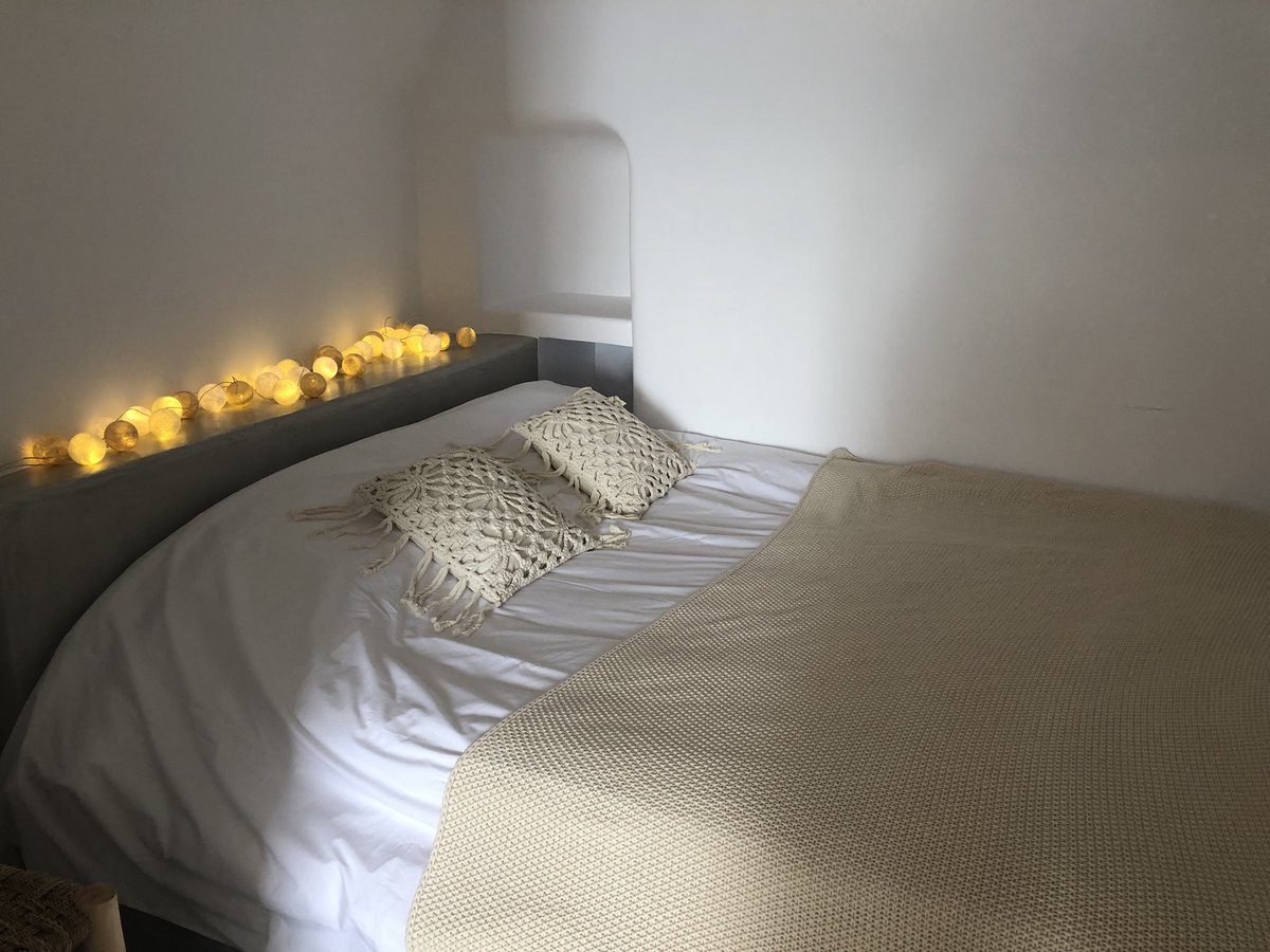 Kaoru ギリシャのサントリーニ島に花粉症回避の開発合宿にきてます 部屋からエーゲ海の日の出をみてお仕事開始