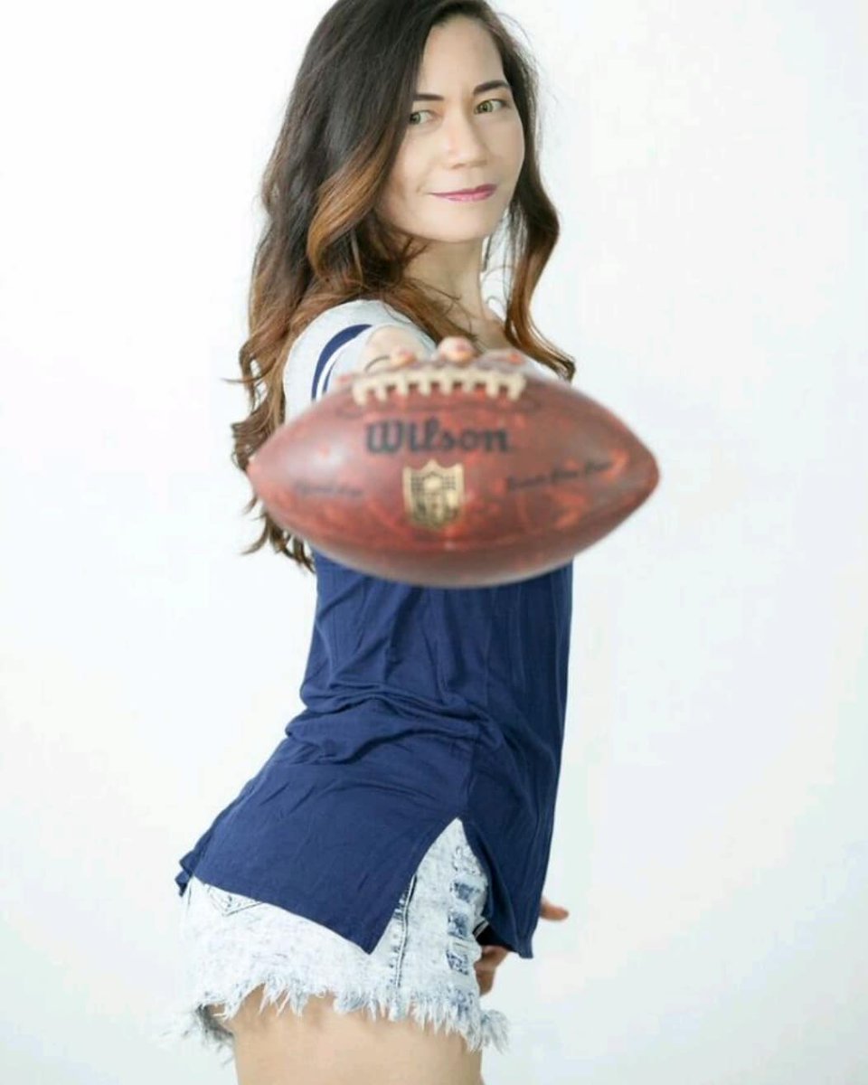 estiomae's tweet photo. Confession...
.
That look you give when things are about to go down 😏
.
XO  - Confessions of a Sports Girl 
@nflnetwork @NFL #FreeAgencyFrenzy #wednesday https://t.co/rdoDf7EHsI