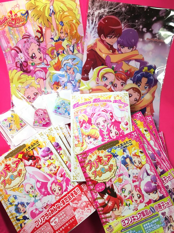 数日前に、なかよし編集部より完成見本品が届きました!
「キラキラ☆プリキュアアラモード」単行本第2巻(通常版&特装版)、ビッグキャンバスアートとクリアファイル、アクリルチャームも♪
これらはプリティストアさまにてお求めいただけます。どうぞよろしくお願いいたします!! 