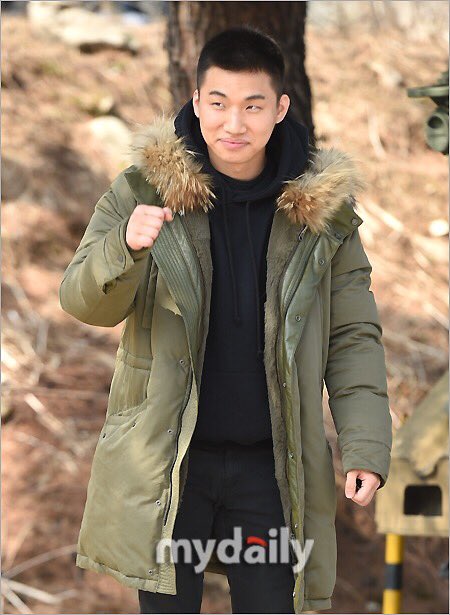 Happy_daes's tweet photo. 180313 #대성 강원도 화천 27사단
이기자 신병교육대로 입대

손하트까지💛👼😭

#강대성 #Daesung #テソン
#DLITE #HappyDaes https://t.co/UVU3SUzOC7