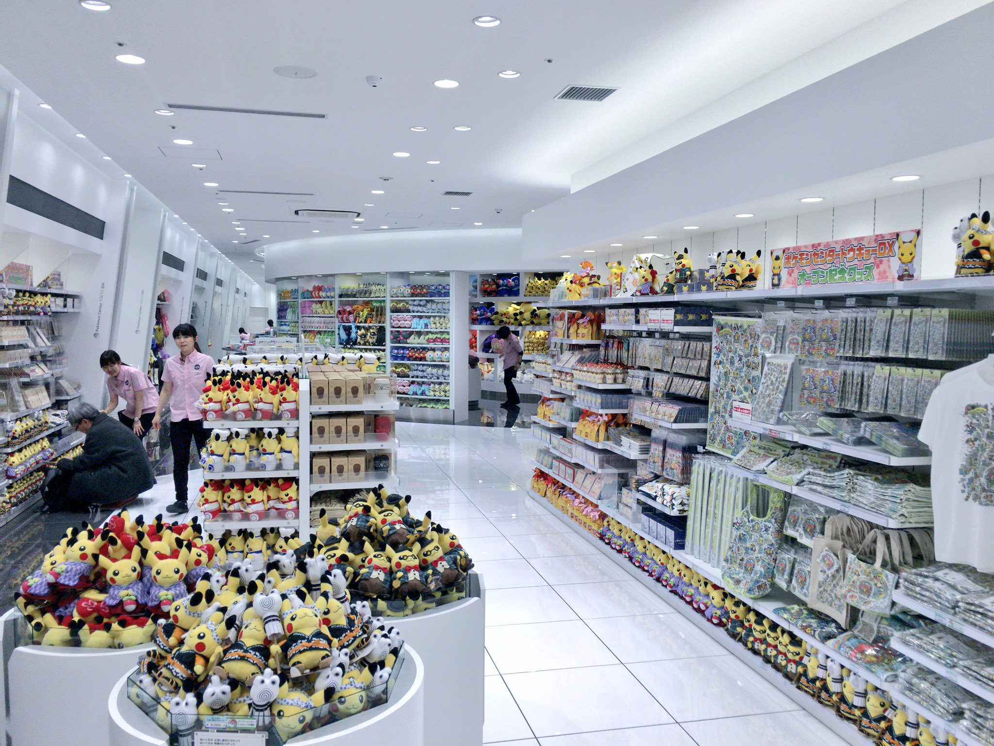 Twitter 上的 ｖジャンプ編集部 ポケモンセンタートウキョーdxの店内 広い ぬいぐるみいっぱい オープン記念グッズも発売されます ポケモン T Co Fj2vhnfwmh Twitter