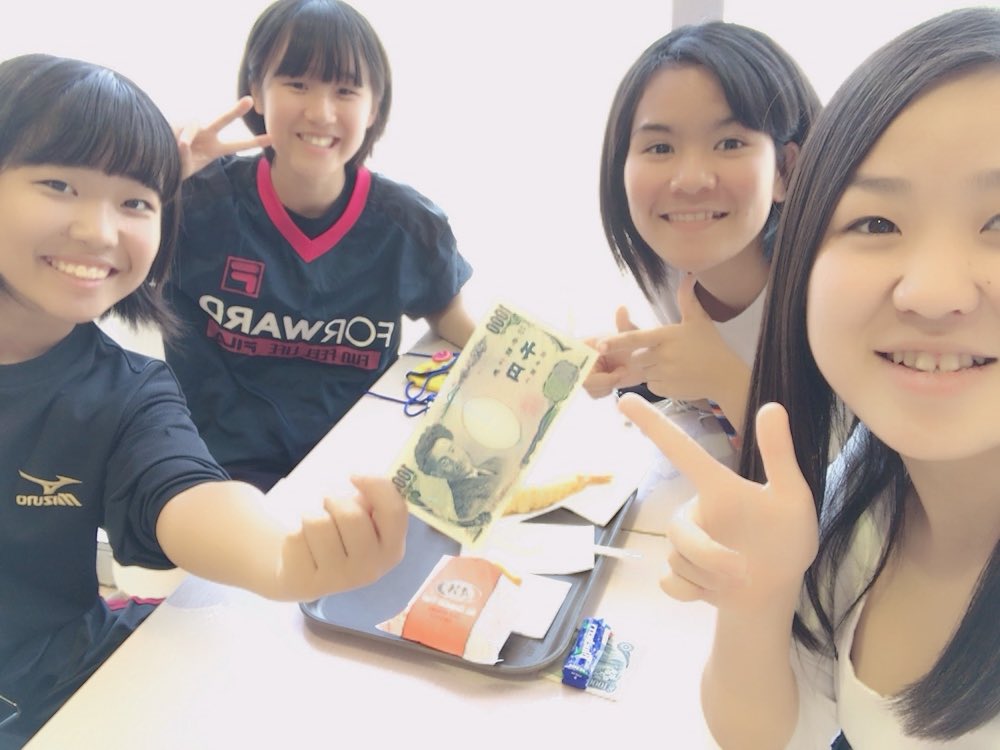 03z_pk's tweet photo. 高校合格したって喜んでたら
隣に座ってるおばーちゃんが
ポテトと千円くれた💖
ご褒美って💖 https://t.co/Ja1eSMVYNt