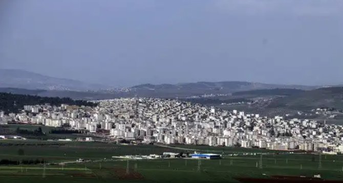 DavaHaber's tweet photo. Türk Silahlı Kuvvetleri, Afrin merkezinin dünden itibaren kuşatıldığını duyurdu. Açıklamada, "Müteakip harekat için kritik öneme sahip bölgeler ele geçirilmiştir" ifadesi kullanıldı. https://t.co/Kxn65zJN52