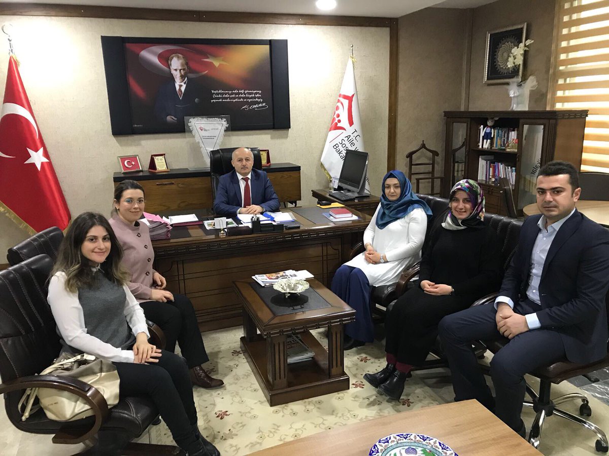 İlimizde Valilik Bünyesinde kurulacak olan 'Açık Kapı' projesini tanıtmak üzere Açık Kapı personelleri İl Müdürümüz @ZekiYildirimASP makamında ziyaret ettiler.