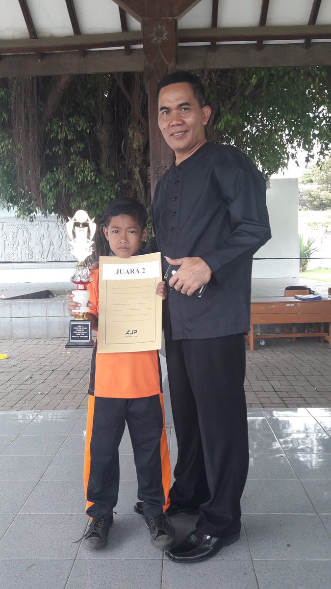 uptdblsari's tweet photo. Alhamdulillah Blimbingsari mendapat juara 2 pada lomba seni patung dalam rangka pekan seni pelajar tingkat SD se kab banyuwangi thn 2018.
Trimakasih ananda Zianka Lazuardi telah mengharumkan nama pendidikan Blimbingsari.
Terus blajar dan berprestasi.
@AzwarAnas_A3 @sulihtiyono3 https://t.co/Qw0dW74VzS